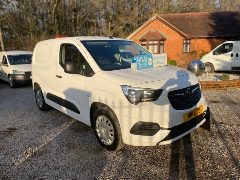 
								2020 Vauxhall Combo Sportive full									